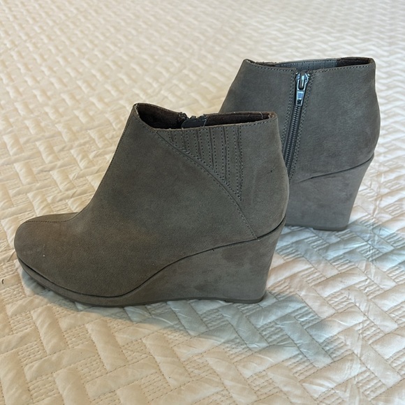 NWOT rampage, size 7, suede, wedge, heel, ankle boot, inside zip, Brown - Picture 2 of 6